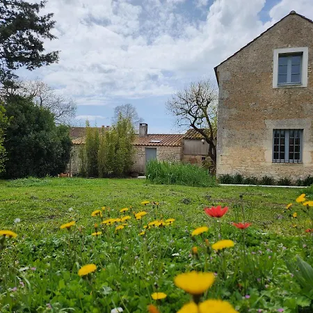Maison Chaleureuse Et Familiale. Nalliers (Vendee)
