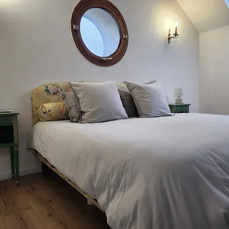 Maison Chaleureuse Et Familiale. Nalliers (Vendee)