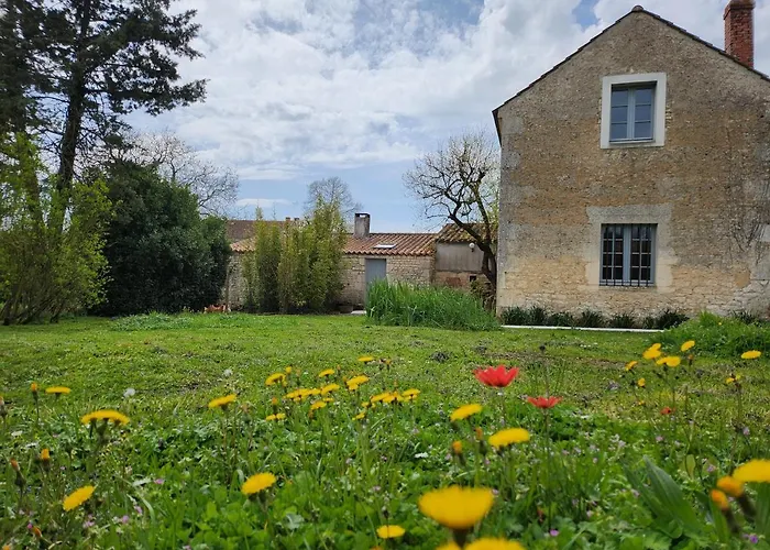 Maison Chaleureuse Et Familiale. Nalliers (Vendee)